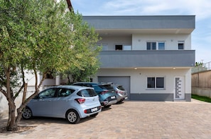 Apartment | Property grounds - MY Dalmatia - Apartment Blagdan 3 (Zadar)