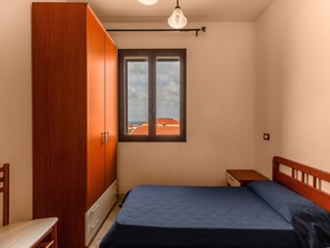 2 bedrooms, individually furnished, bed sheets - A 150 Meter Long Mare, 2 Fish (Valledoria)