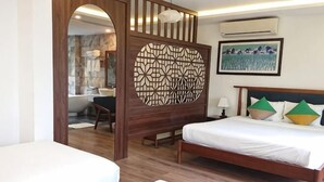 Une chambre d’hôtel équipée d’un lit, d’un bureau et d’un espace douche.