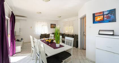 Luxury Holiday Home With Private Outdoor Jacuzzi