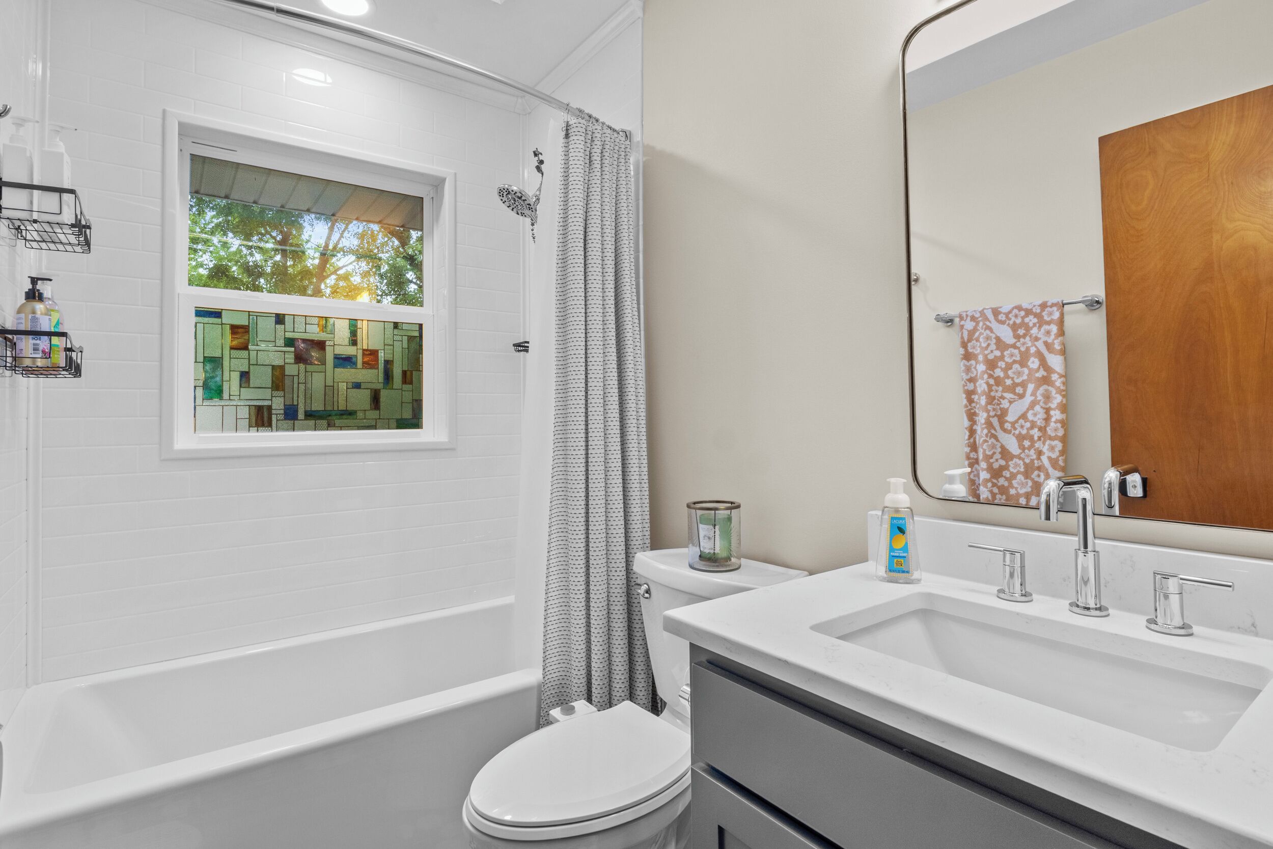 Douche, sèche-cheveux, bidet, serviettes fournies