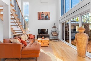 Una chimenea, un futbolín