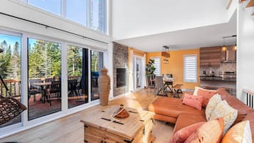 Smart TV, chimenea, futbolito