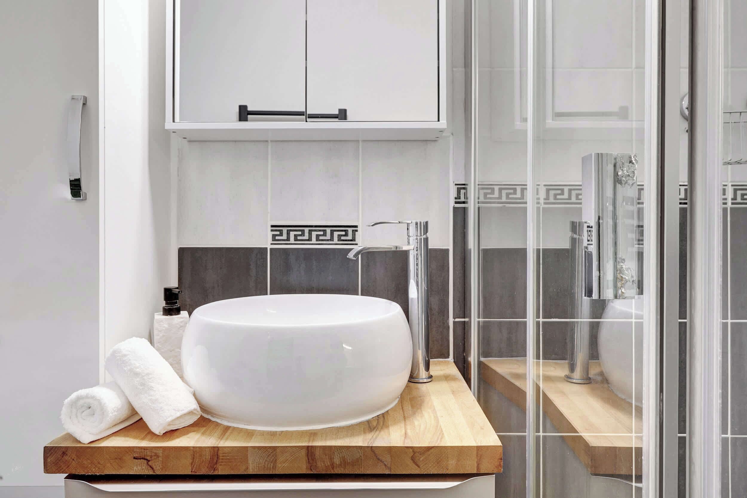 Shower, hair dryer, towels, shampoo