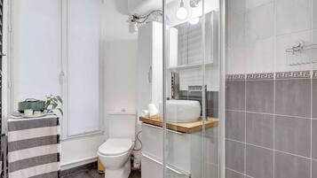 Ducha, secador de pelo, toallas y champú