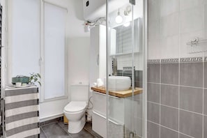 Douche, sĂšche-cheveux, serviettes fournies, shampoing