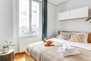 1 chambre, bureau, fer et planche à repasser, lit parapluie