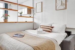 1 bedroom, desk, iron/ironing board, travel cot - Cozy 1BR in Montorgueil (Paris)
