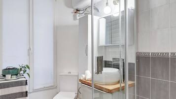 Shower, hair dryer, towels, shampoo