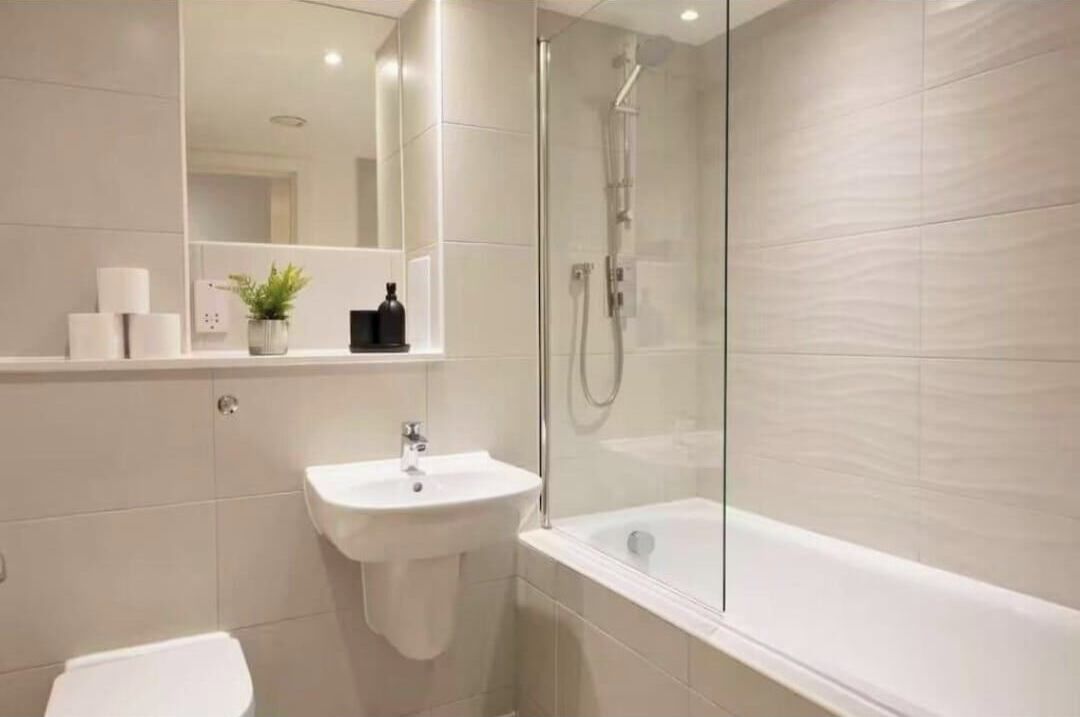 Baignoire et douche séparées, baignoire relaxante profonde