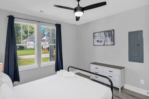 3 bedrooms, desk, iron/ironing board, WiFi - Souther Comfort `A`| Near USC Downtown (Columbia)