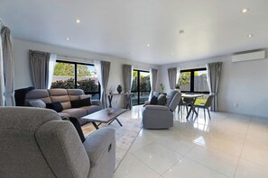 TV - Modern Spacious Home with Backyard and Parking (Auckland Central Suburbs)