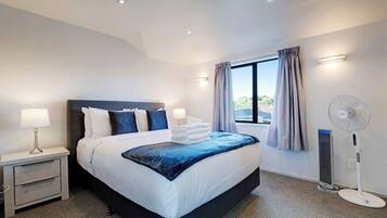 3 bedrooms, desk, iron/ironing board, WiFi