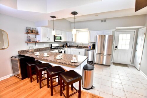 Roof Top Townhouse in Tremont, Near Downtown!