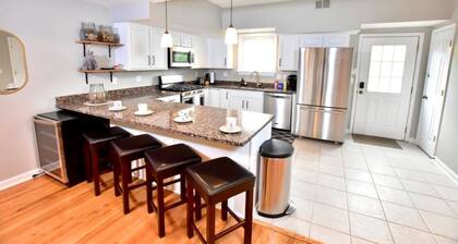 Roof Top Townhouse in Tremont, Near Downtown!