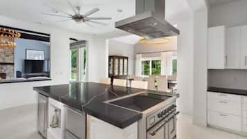 Een magnetron, een vaatwasser