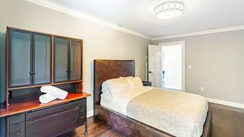 Een strijkplank/strijkijzer, wifi, beddengoed