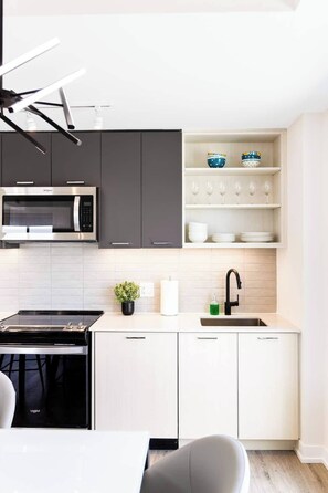 Réfrigérateur, micro-ondes, four, plaque de cuisson