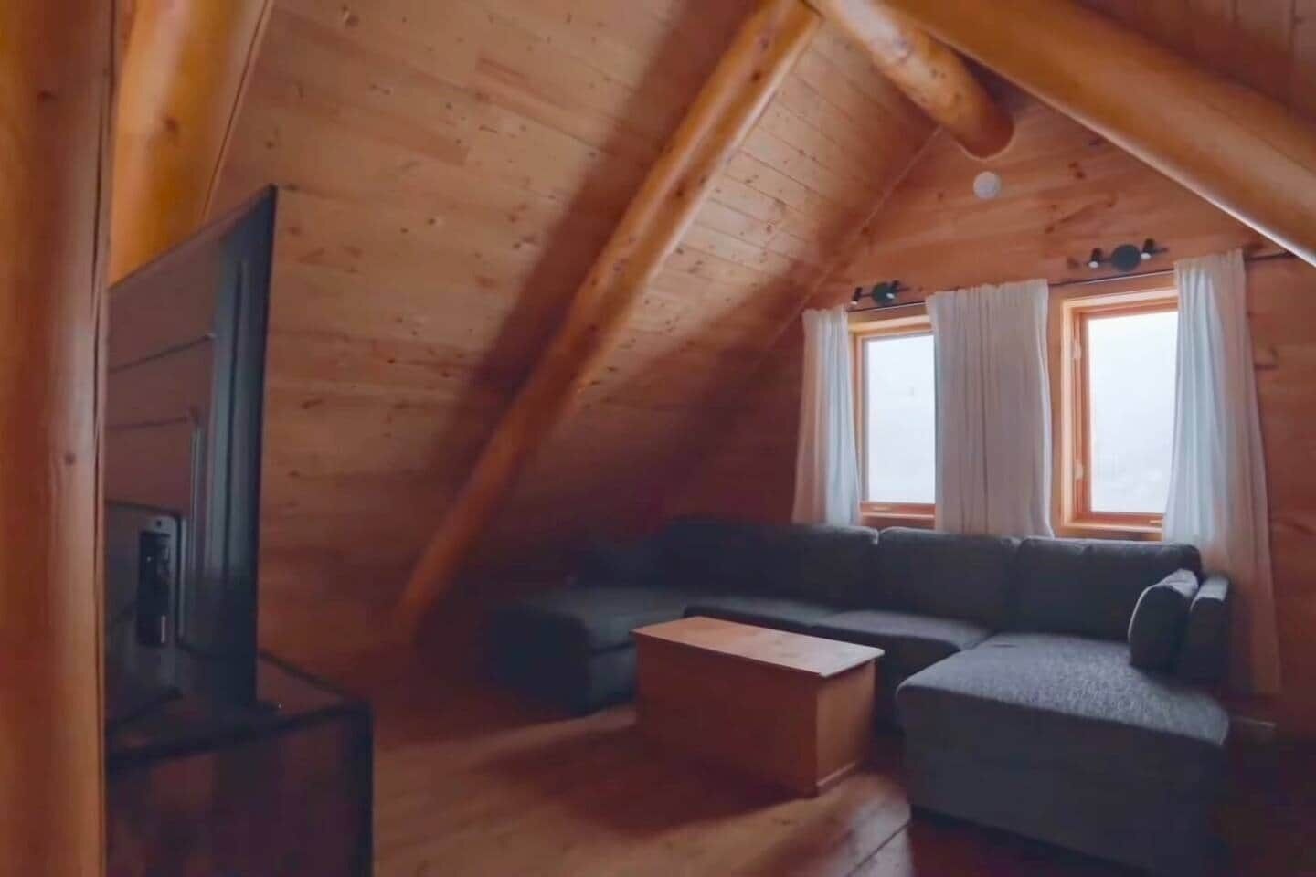 Télévision, cheminée, chaîne hi-fi