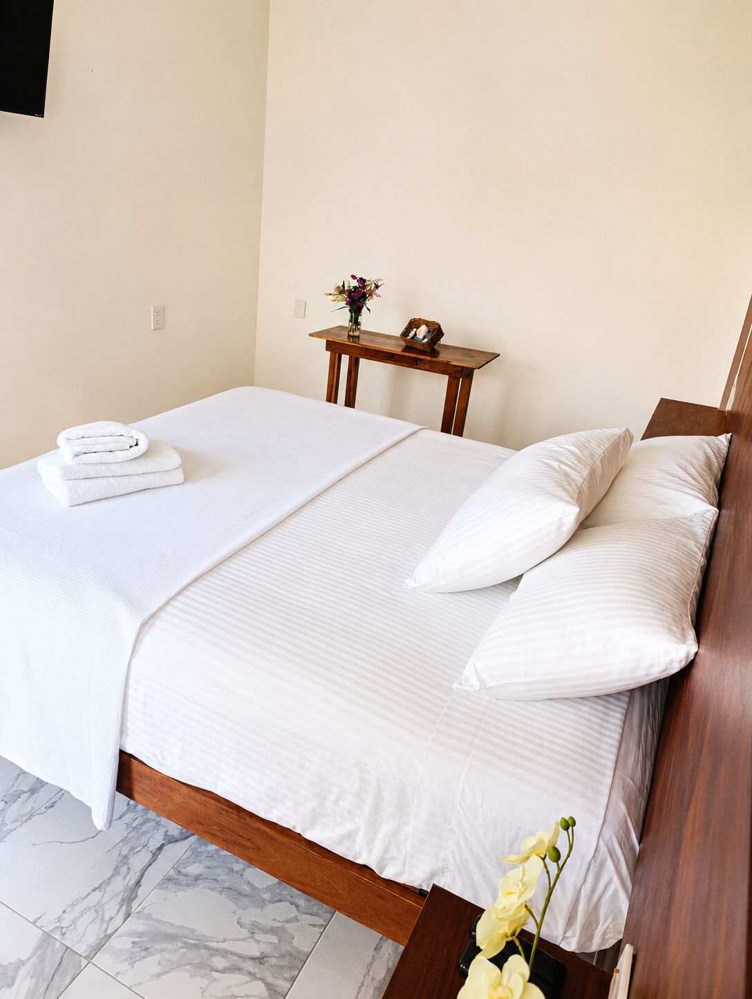 Family Suite, 1 Bedroom, Non Smoking, Courtyard View | Iron/ironing board, free WiFi, bed sheets