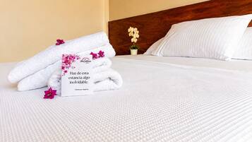 Habitación clásica doble de uso individual, 1 cama de matrimonio grande, vistas al patio | Tabla de planchar con plancha, wifi gratis, ropa de cama