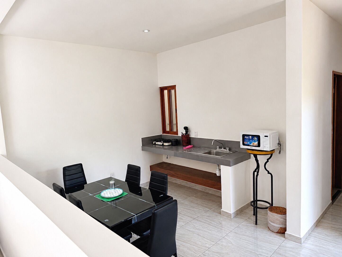 Tabla de planchar con plancha, wifi gratis y ropa de cama 