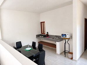 ファミリー スイート 1 ベッドルーム 禁煙 コートヤードビュー | アイロン / アイロン台、WiFi (無料)、ベッドシーツ