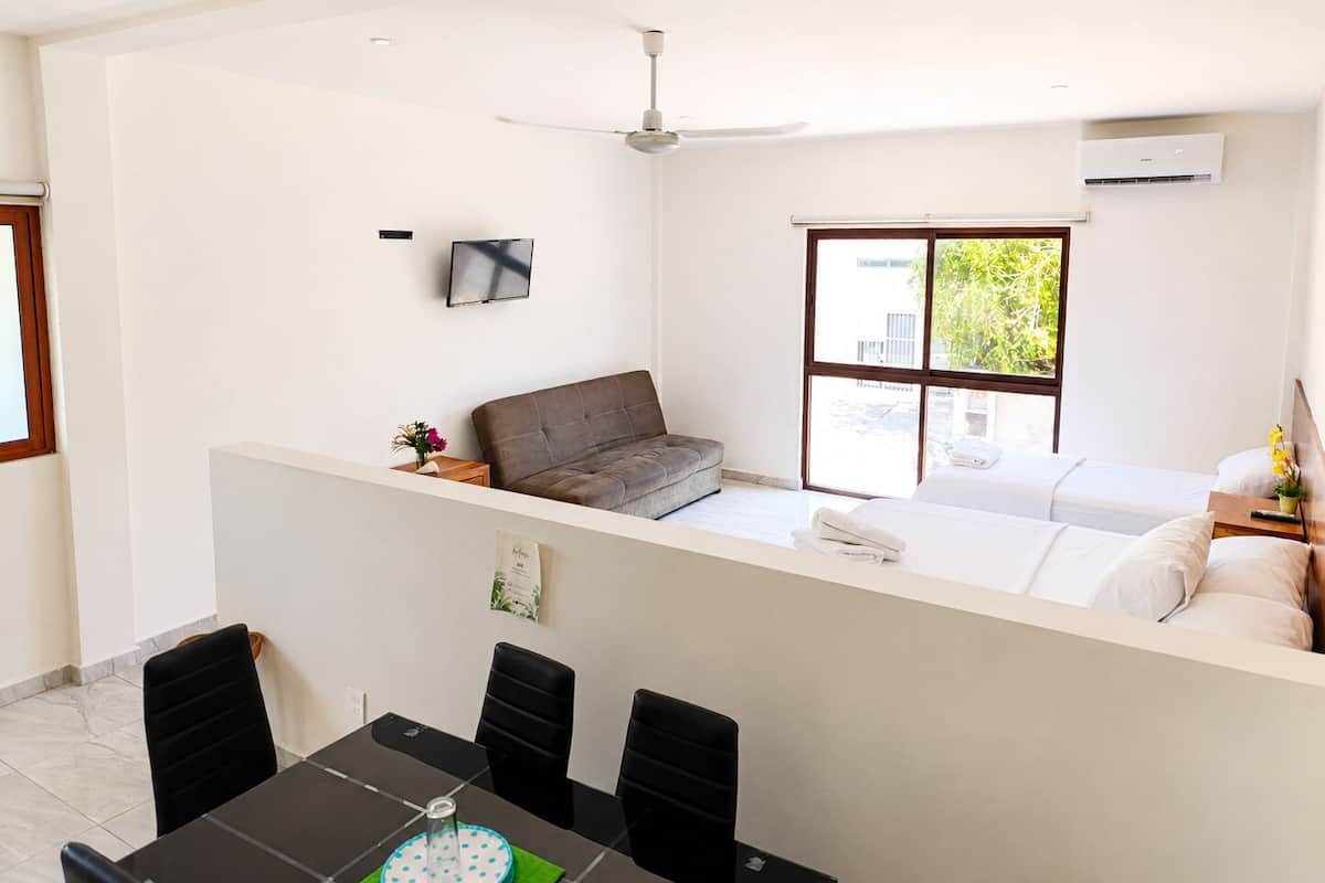 Suíte família, 1 quarto, para não fumantes, vista para o pátio | Ferros/tábuas de passar roupa, Wi-Fi de cortesia, roupa de cama