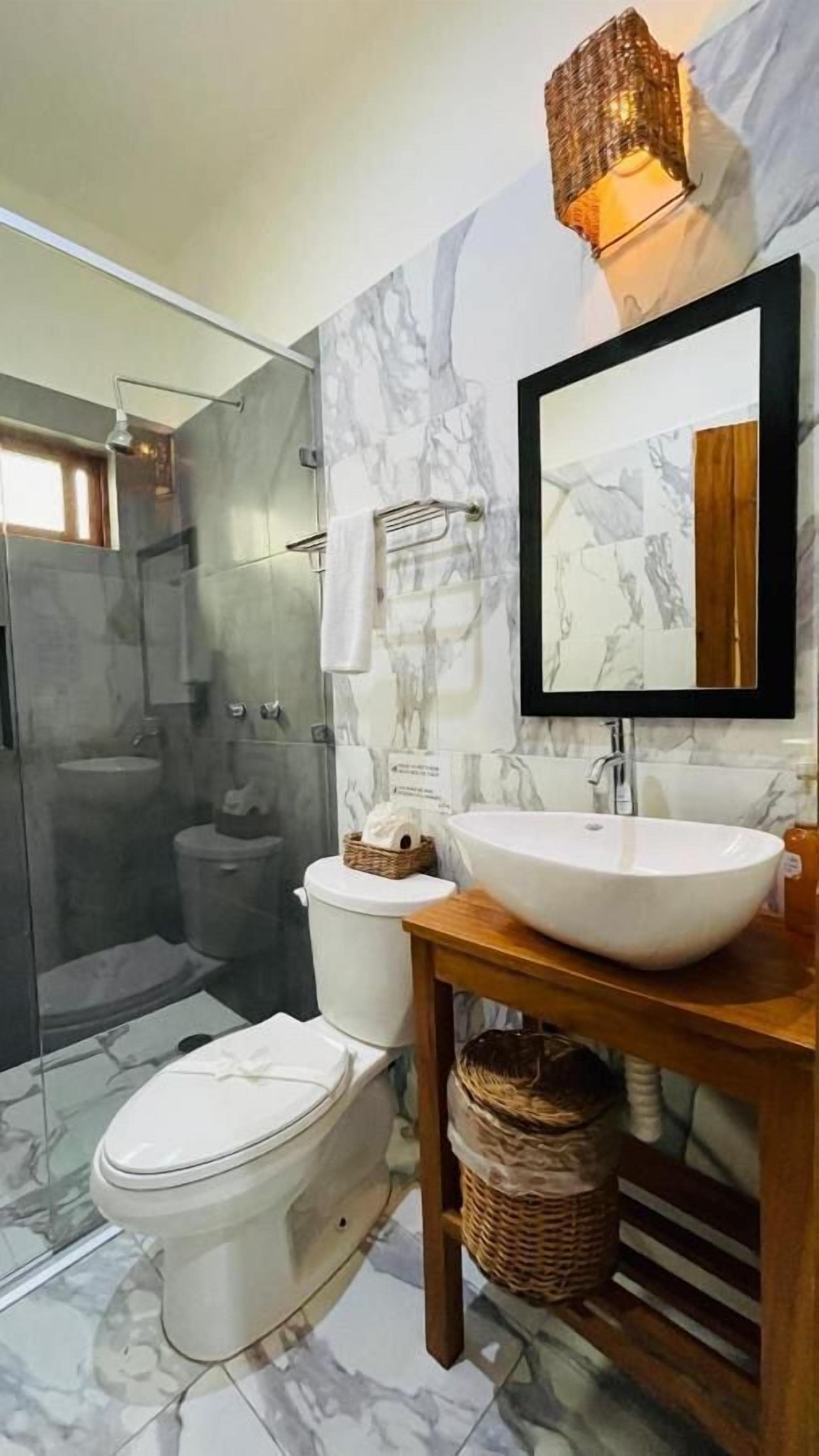 淋浴/盆浴组合、毛巾、肥皂、洗发水