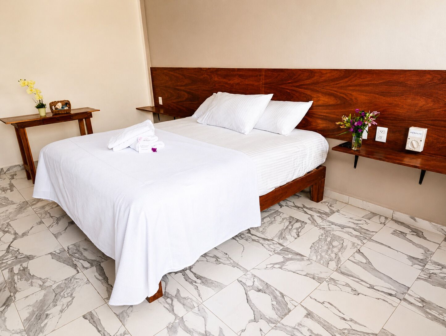 Habitación doble clásica de uso individual, 1 cama King size, vista al patio | Tabla de planchar con plancha, wifi gratis y ropa de cama 