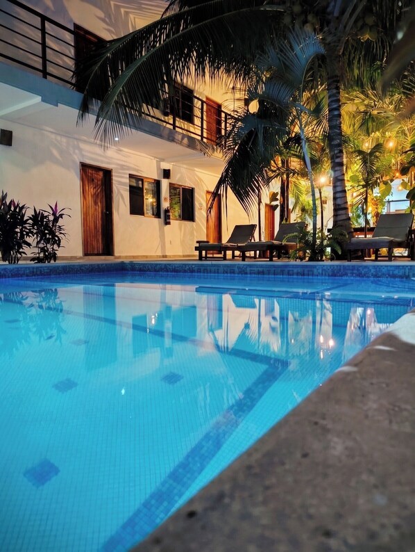حمّام سباحة خارجي