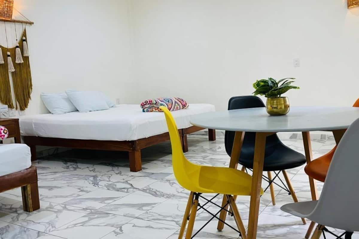 Suite superior, vista al patio | Tabla de planchar con plancha y wifi gratis