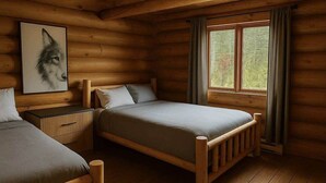 Une chambre de style cabane avec deux lits en bois, une table de chevet et une fenêtre avec des rideaux.