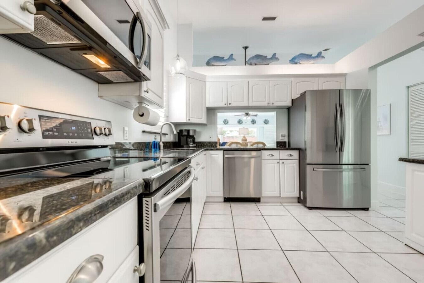 Een koelkast, een microgolfoven, een oven, een vaatwasser