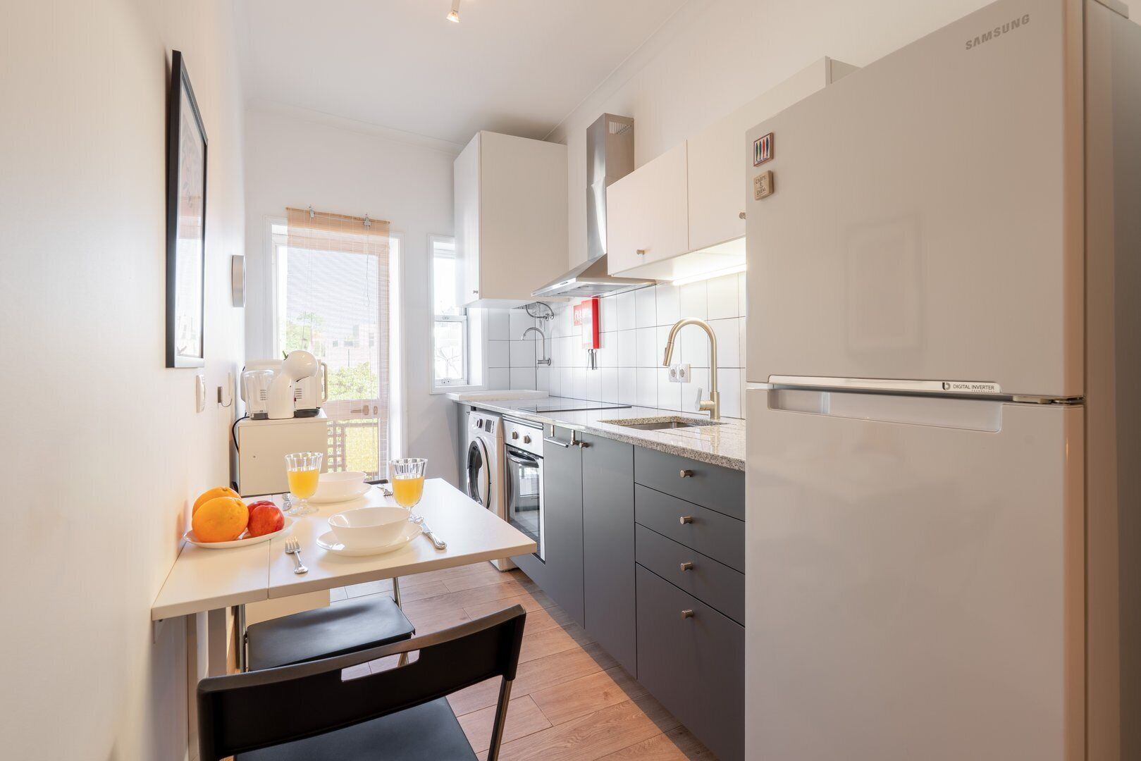 Kühlschrank, Ofen, Herdplatte, Wasserkocher mit Kaffee-/Teezubehör