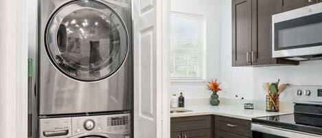 Frigorífic, microones, forn i placa de cuina