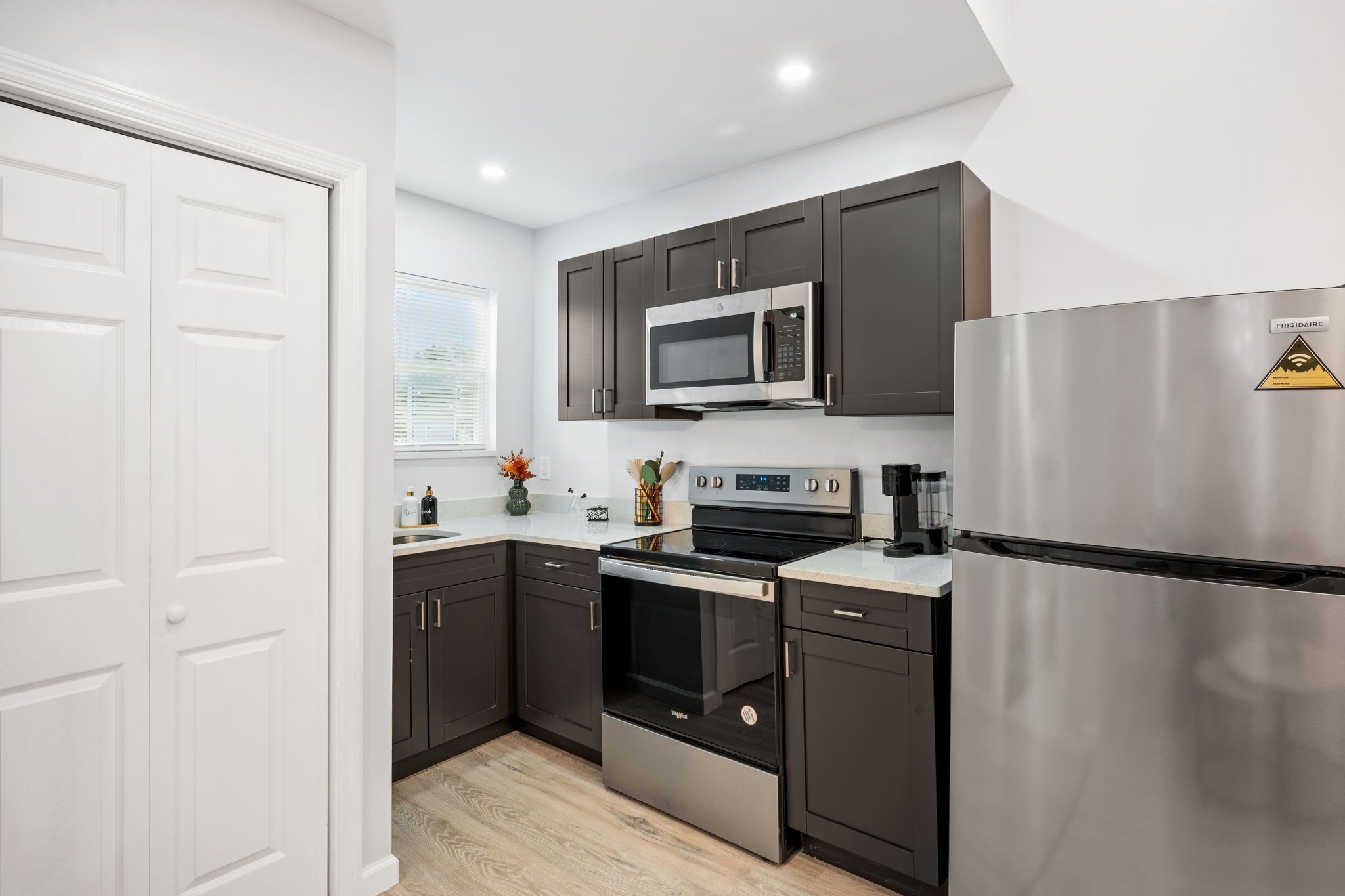 Kylskåp, mikrovågsugn, ugn och spishäll