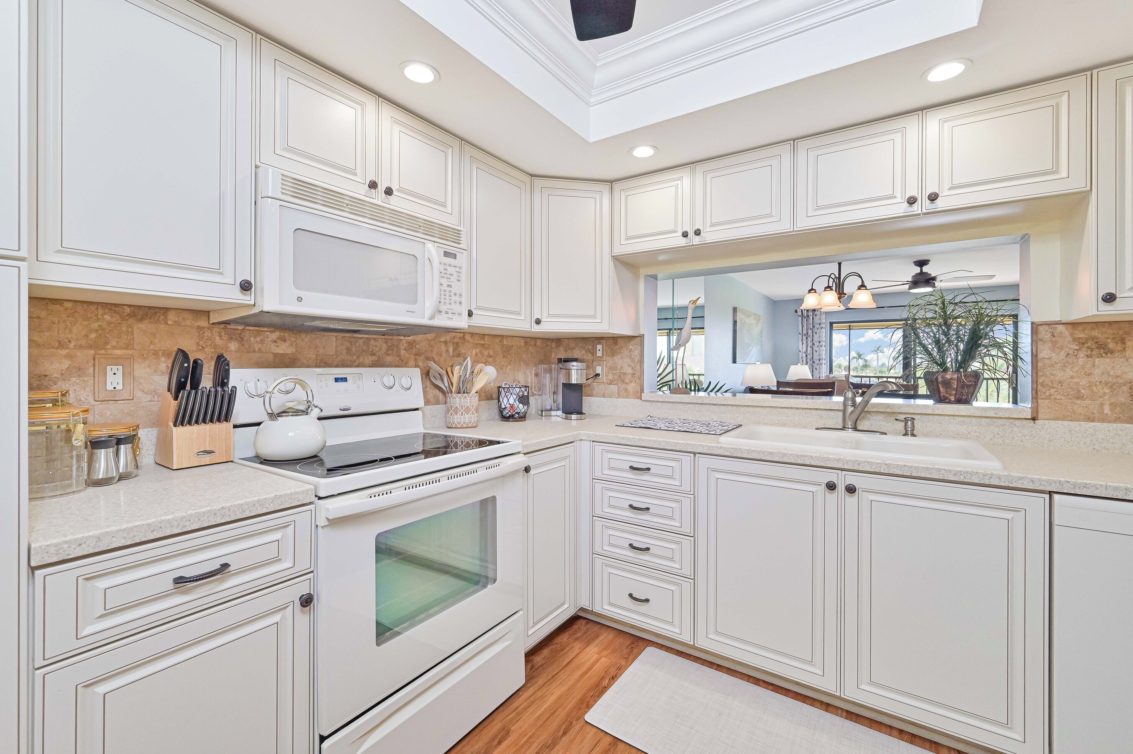 Kjøleskap, mikrobølgeovn, ovn og oppvaskmaskin