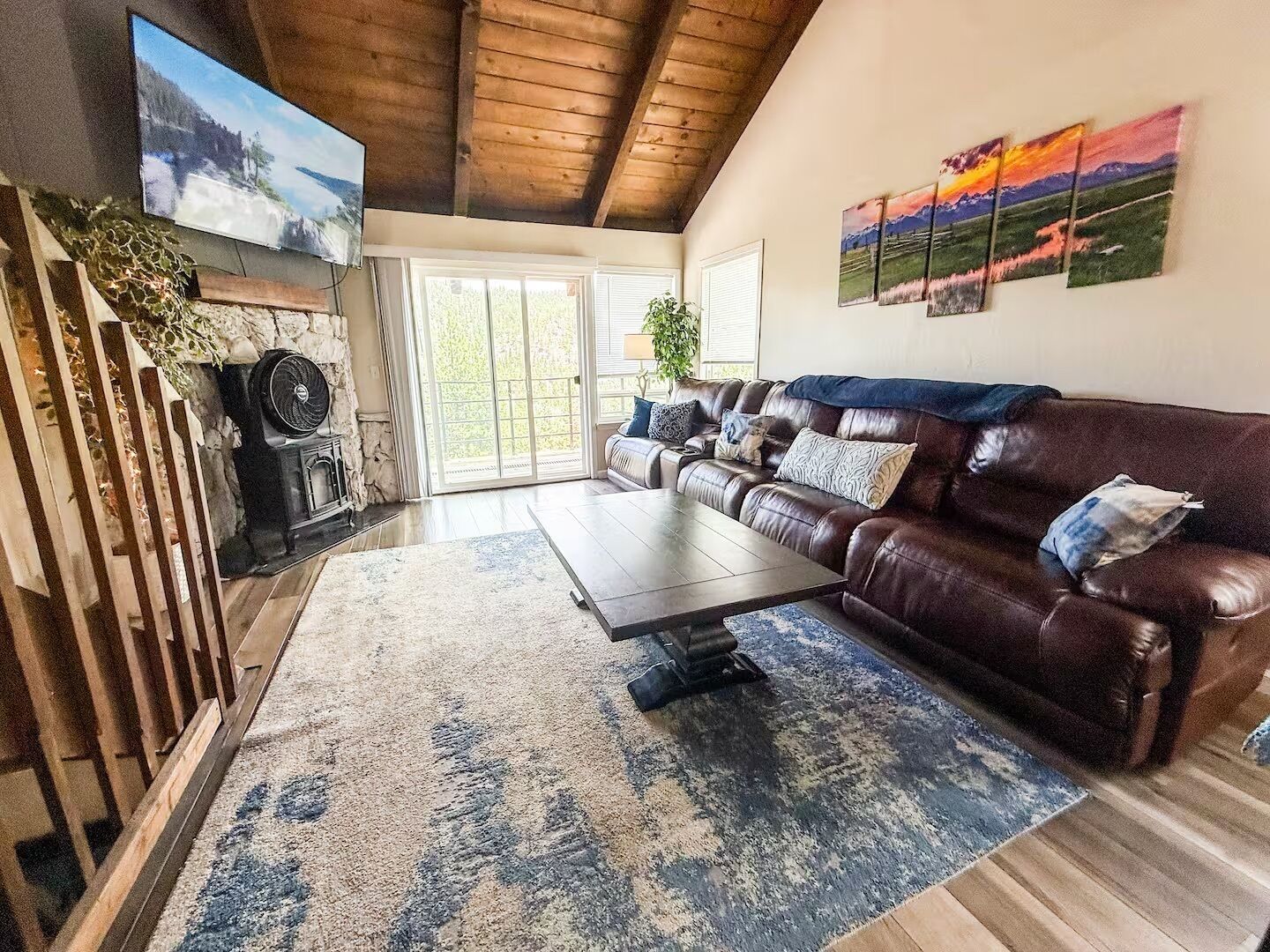 TV, fireplace