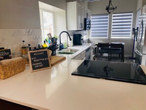 Wasserkocher mit Kaffee-/Teezubehör, Kühlschrank, Mikrowelle, Ofen