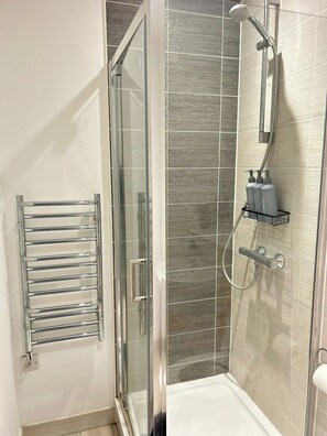 Dusche, Haartrockner, Handtücher