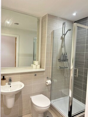 Shower, hair dryer, towels - City Apartment-gym-terrace-games Room-free Parking (Manchester)