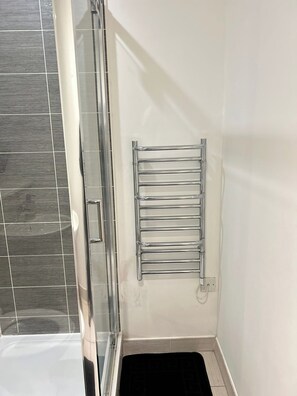 Dusch, hårtork och handdukar