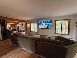 Smart-tv en een computerscherm