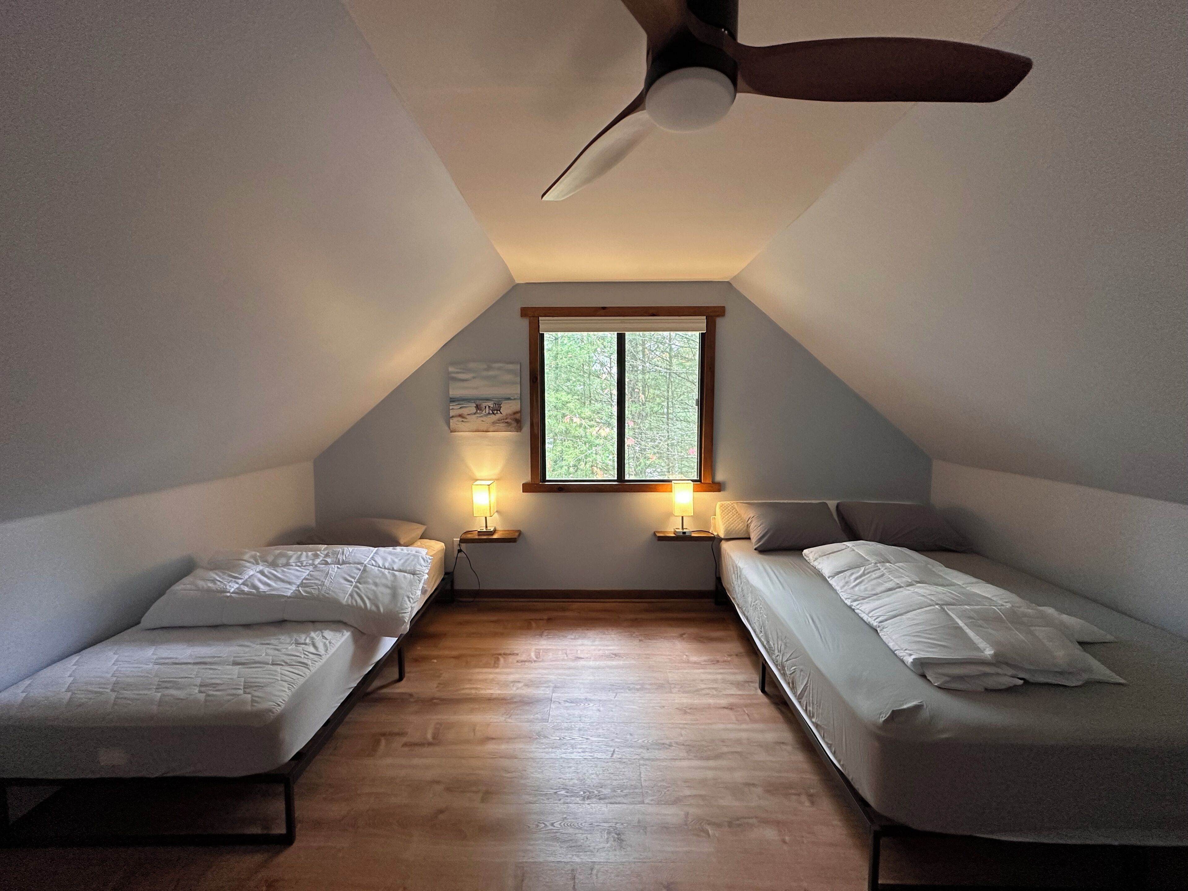 5 bedrooms, desk, internet, bed sheets