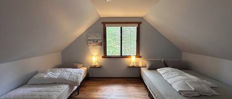 5 bedrooms, desk, internet, bed sheets