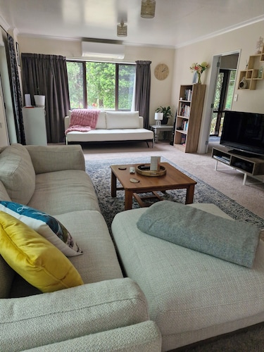 MikiMiki Retreat. Peaceful rural cottage close to Tararua Ranges and Masterton.