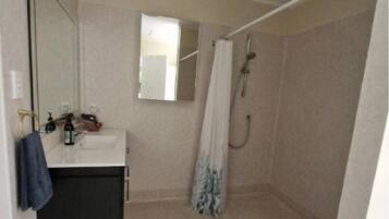 Een douche, een haardroger, handdoeken, zeep