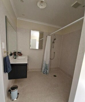 Een douche, een haardroger, handdoeken, zeep