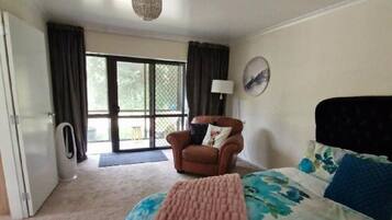 Een strijkplank/strijkijzer, gratis wifi, beddengoed